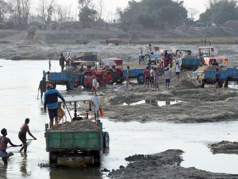 नदीजन्य  पदार्थको उत्खननले जोखिम